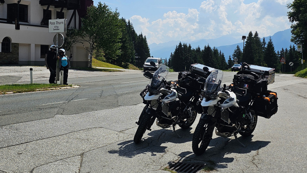 Triumph Tiger 900 GT Pro devant le panneau du Pass Thurn à 1274 mètres en Autriche