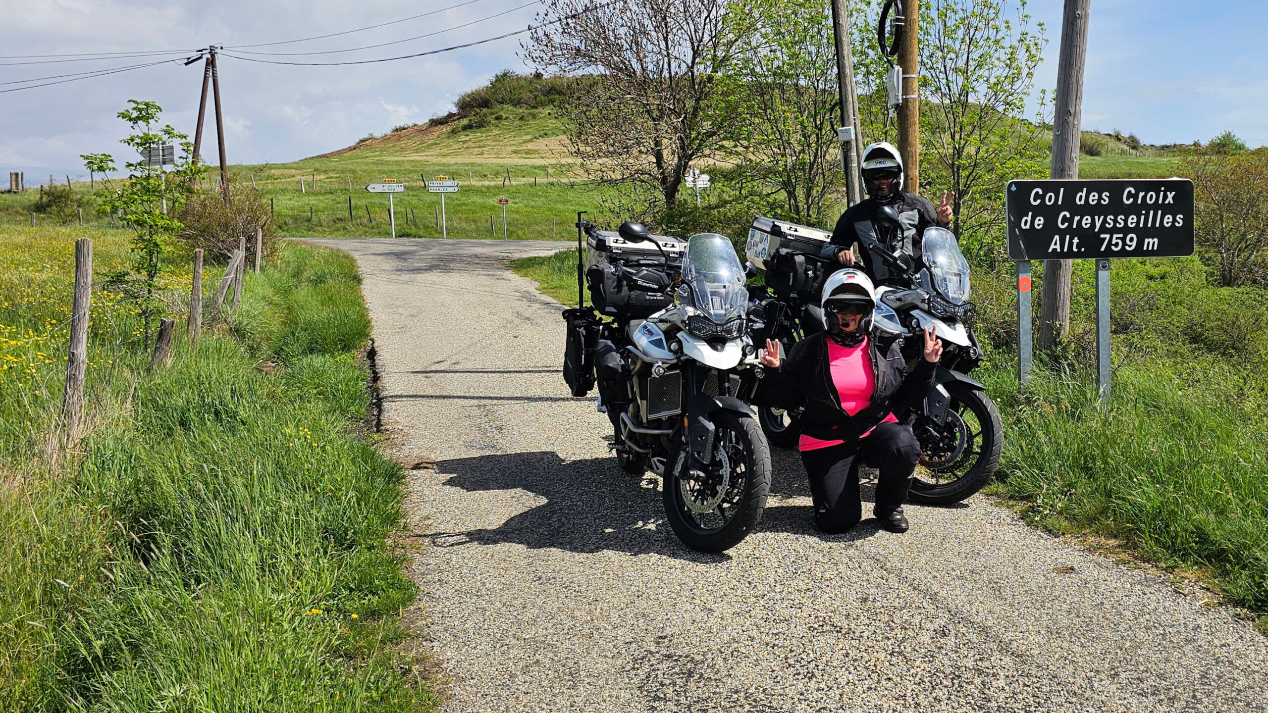 Deux motards posant au milieu de la route étroite du col des Croix de Creysseilles en Ardèche
