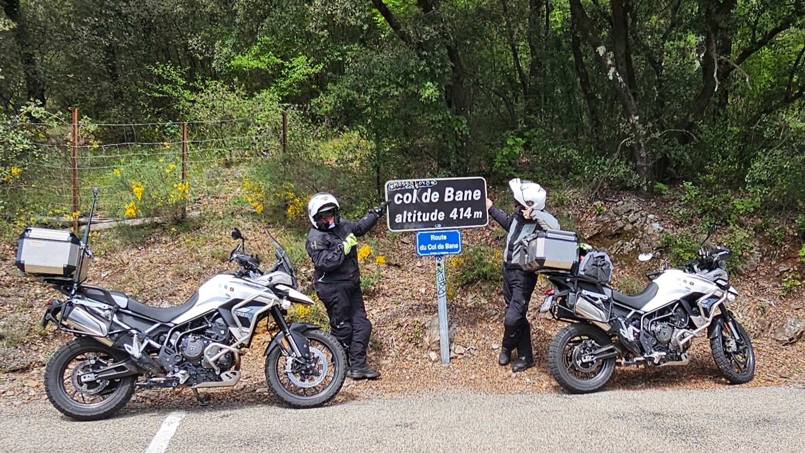 Motos garées de chaque côté du panneau du Col de Bane à 414 mètres d'altitude dans le Gard