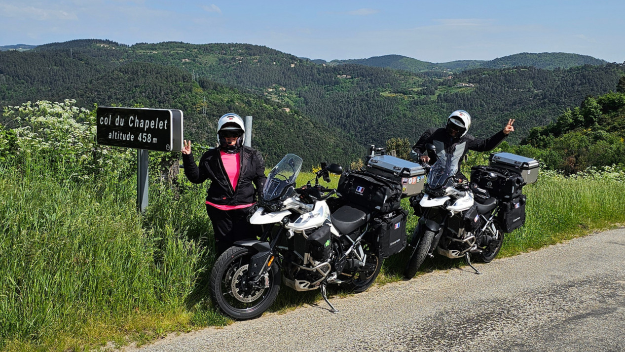 Panorama sauvage des Boutières depuis la route grise et rugueuse du Col du Chapelet.