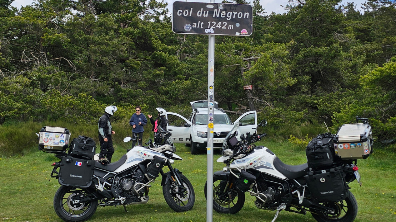 Discussion insolite avec une habitante au panneau du col du Négron à moto.