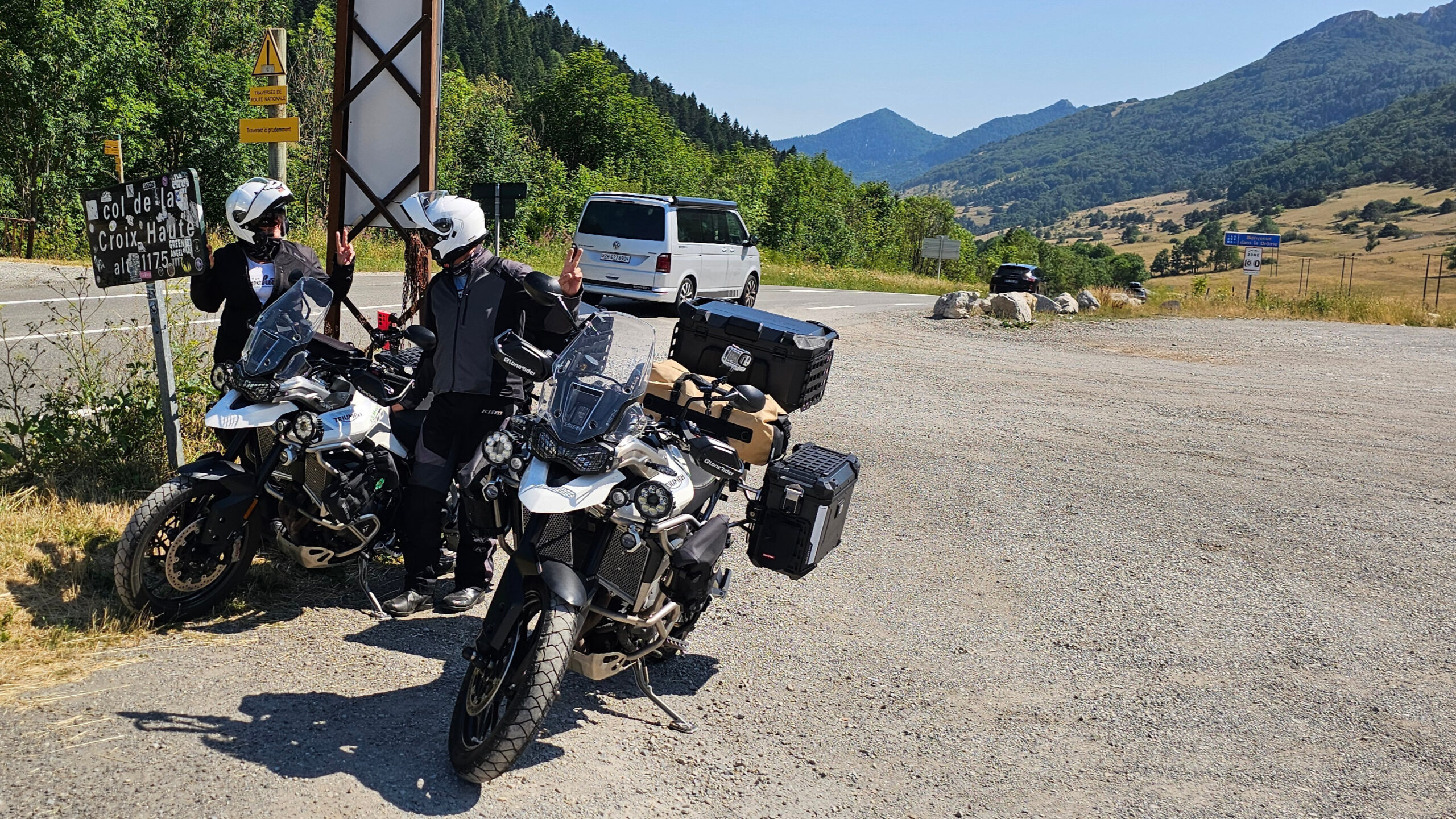 Vue du col de la Croix Haute, parking du sommet et relief alpins avec les motos Triumph Tiger 900.