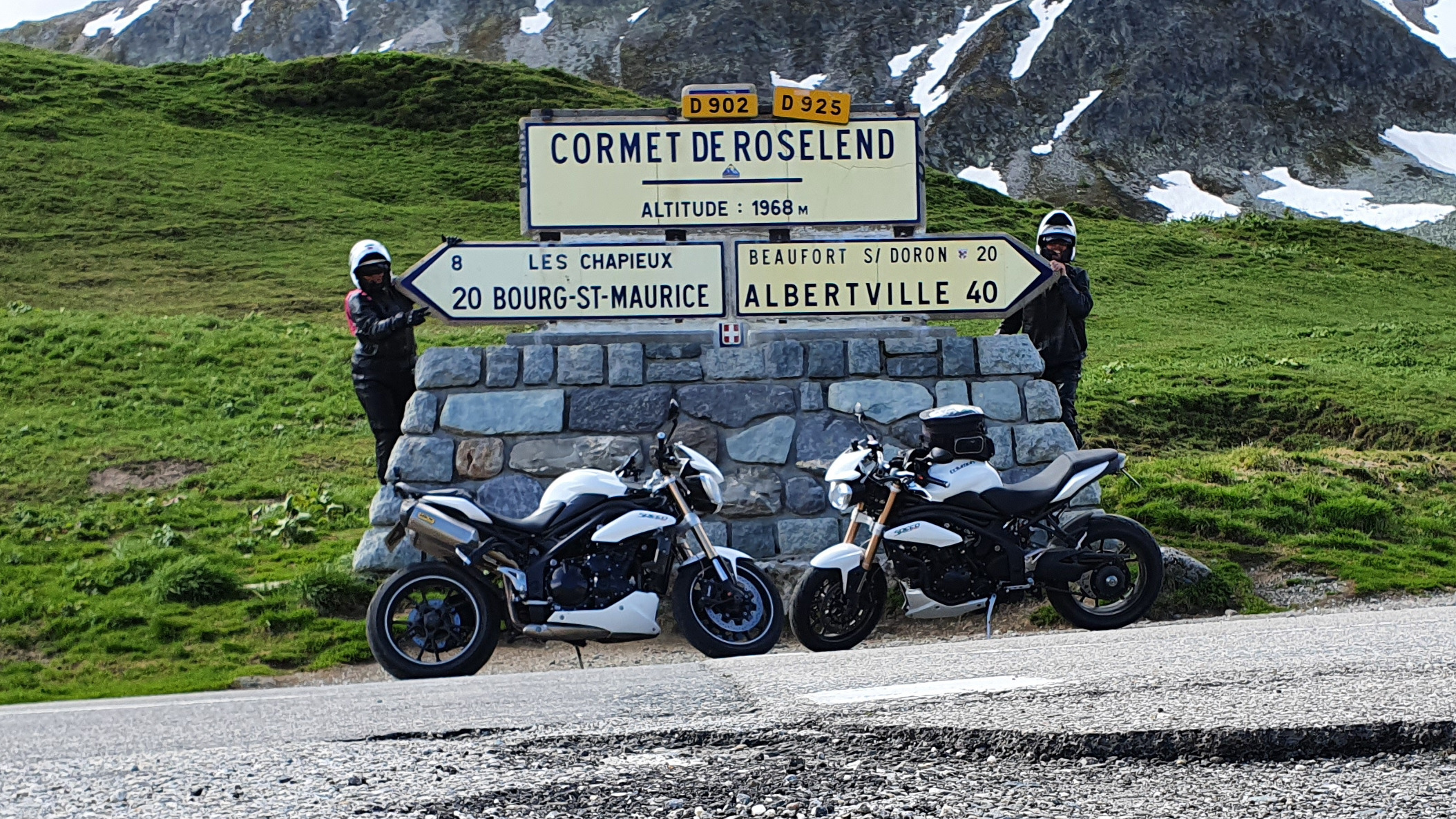 Gros plan sur le muret en pierre et la signalétique du Cormet de Roselend à 1968m d'altitude