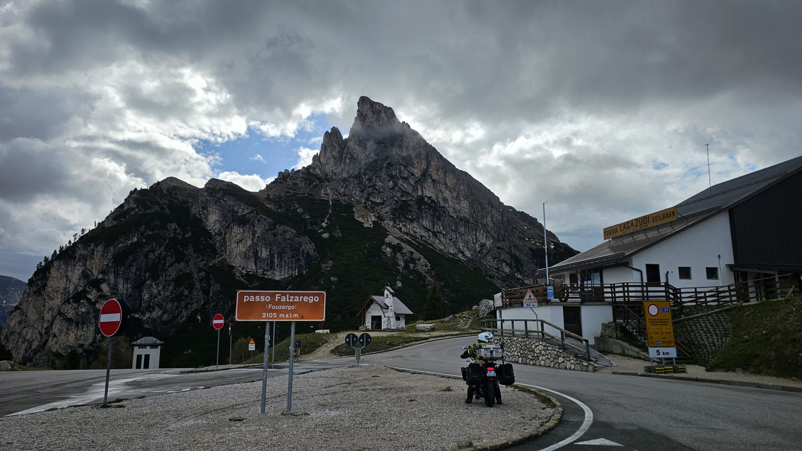 Vue panoramique du sommet du Passo Falzarego sous un ciel nuageux et trouée de ciel bleu