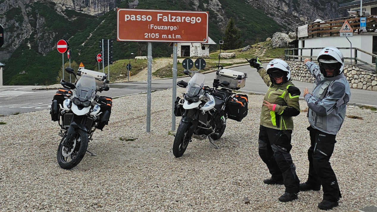 Panneau du Passo Falzarego à 2105 m d'altitude avec motos équipées de bagagerie LoneRider