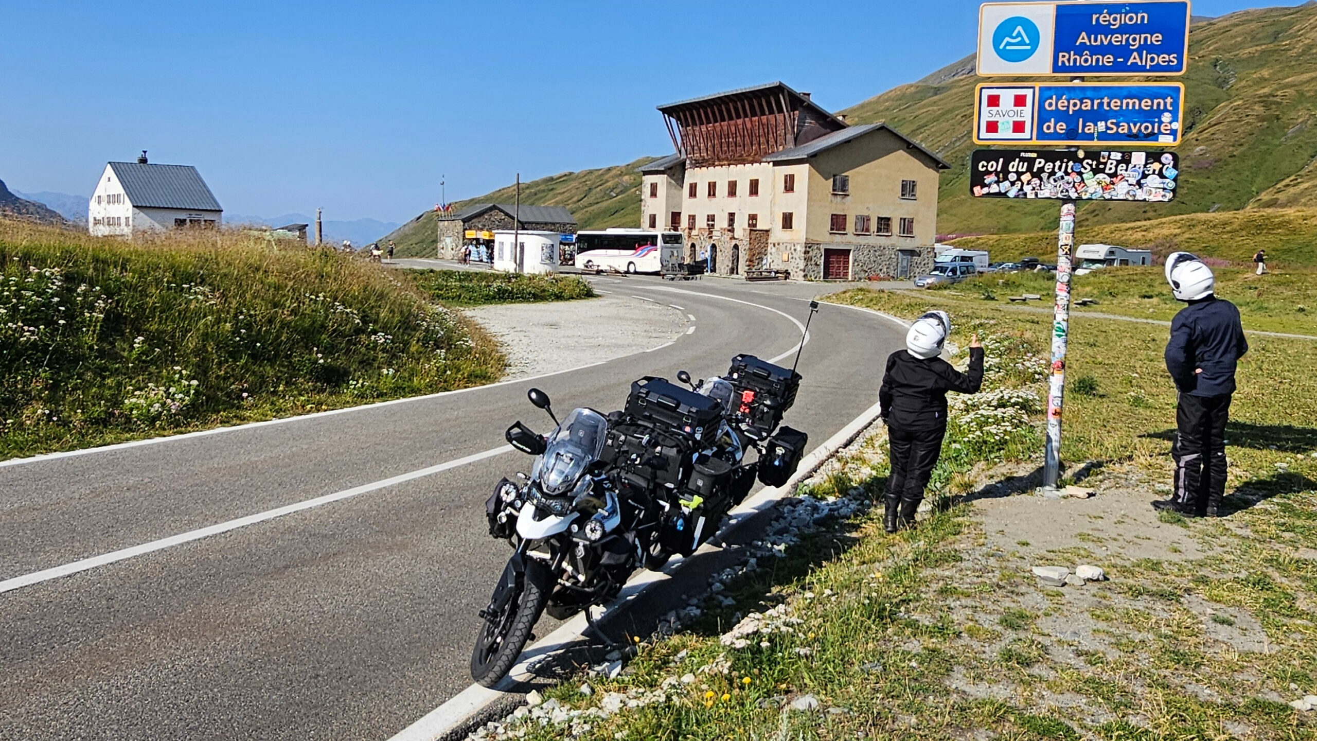 Panneau du Col du Petit Saint-Bernard à 2188 mètres d'altitude à la frontière franco-italienne à moto