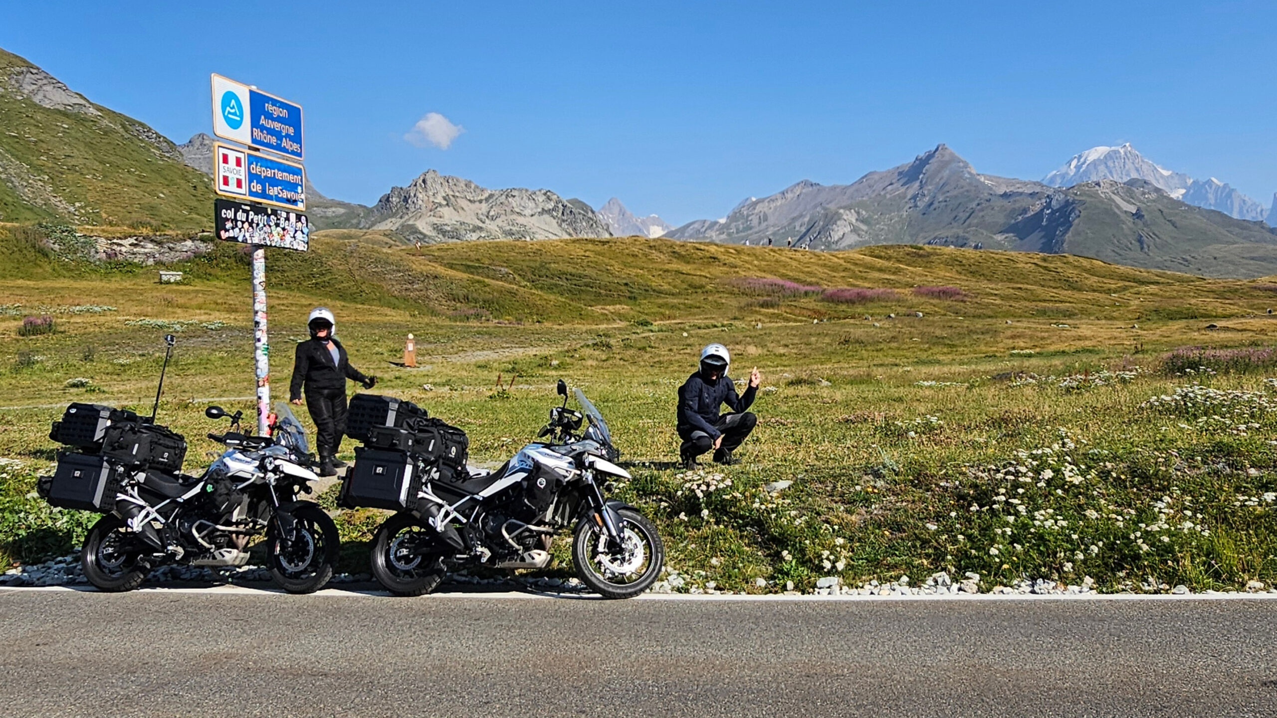 Panorama grandiose sur les sommets alpins depuis la route du Col du Petit Saint-Bernard à moto