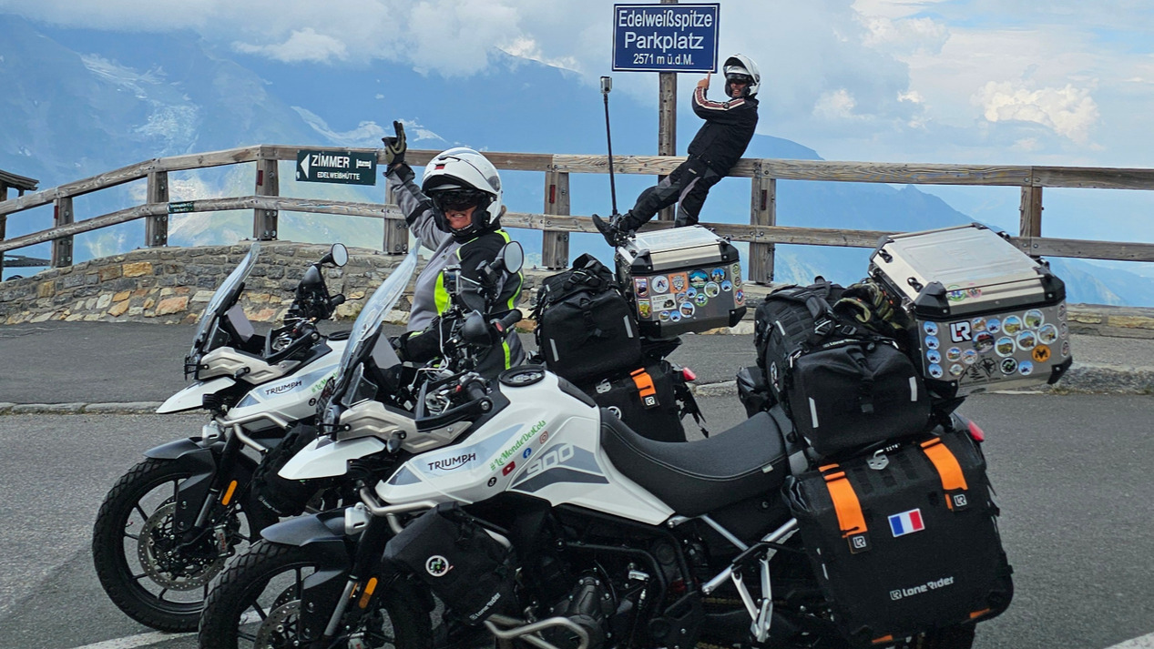 Halte motard au sommet de l'Edelweissspitze devant le panneau d'altitude
