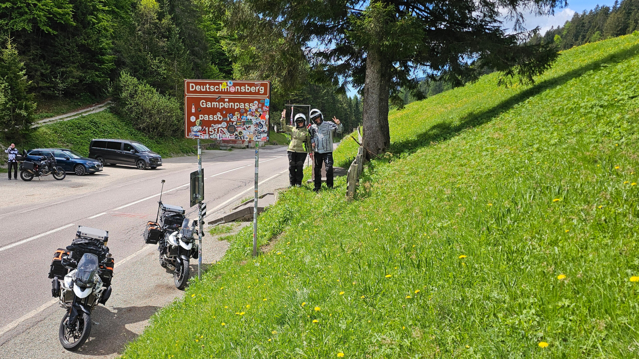 Triumphs garées sur la route du Passo delle Palade en contrebas du panneau d'altitude