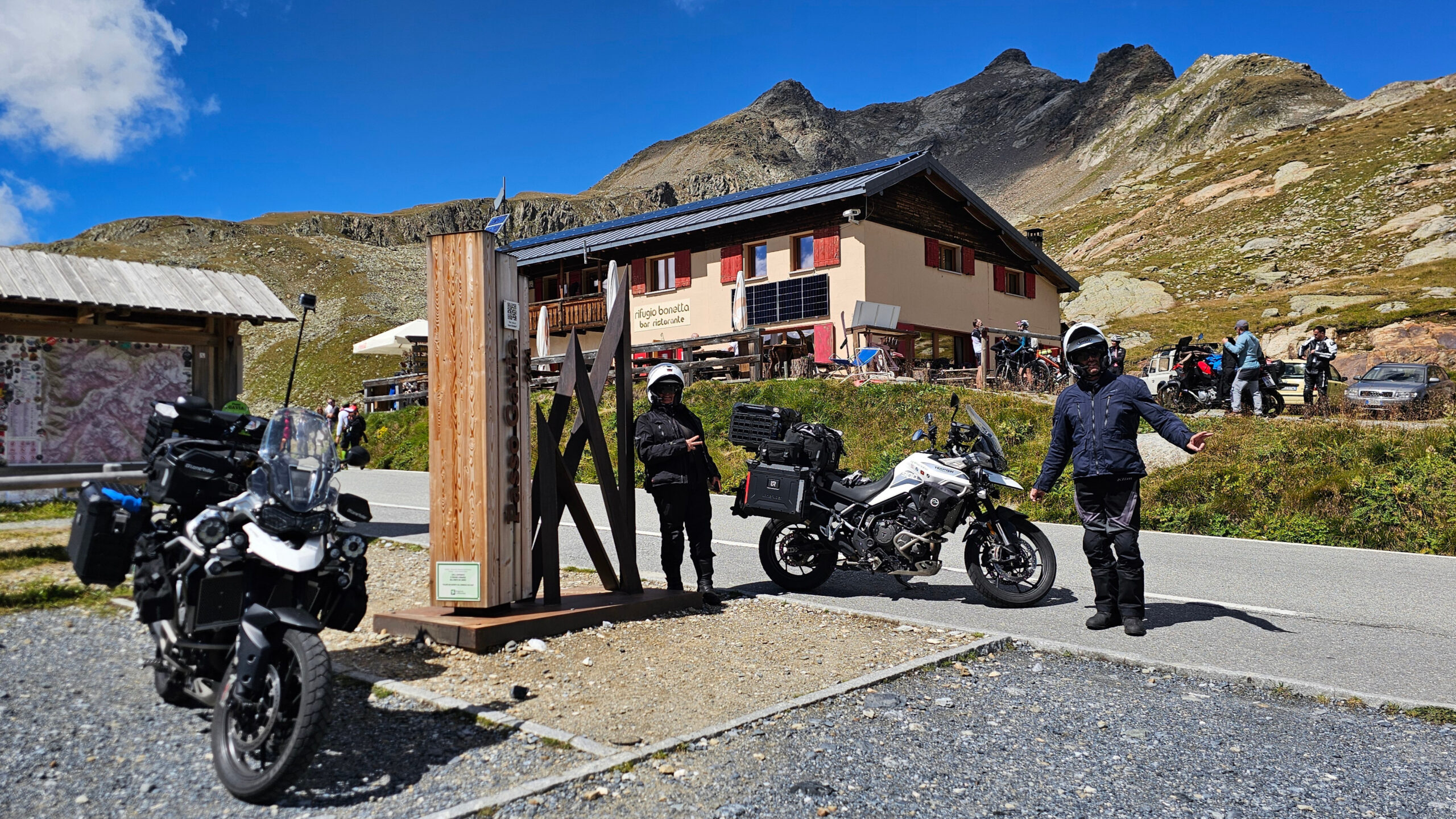 Panorama sauvage sur le refuge du Passo Gavia avec les sommets en arrière plan
